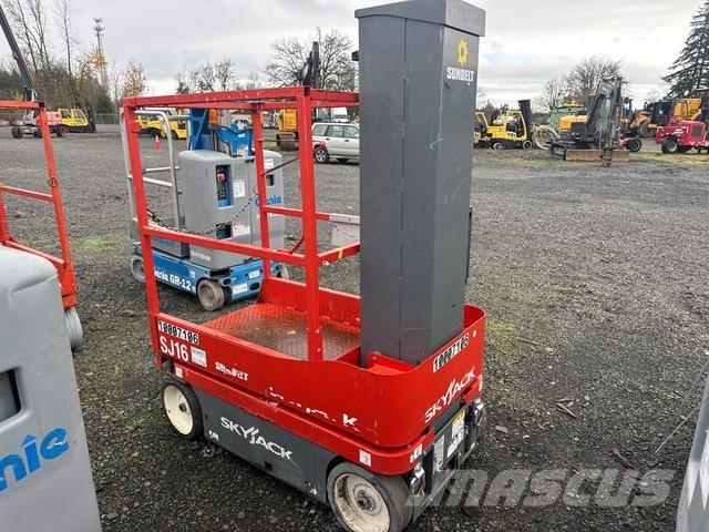 SkyJack SJ16 Вертикальні щоглові підйомники