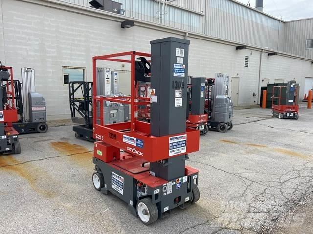 SkyJack SJ20E Вертикальні щоглові підйомники