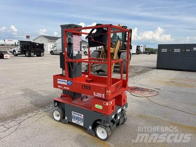 SkyJack SJ20E Вертикальні щоглові підйомники