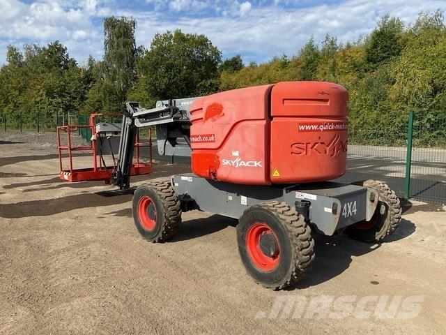 SkyJack SJ46AJ Колінчаті підйомники