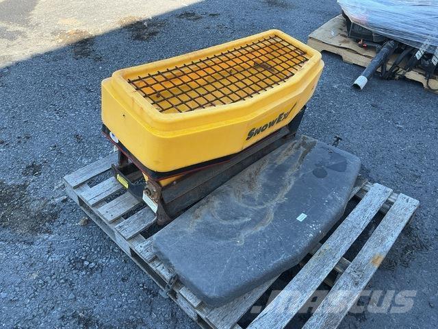 SnowEx SD-600 Розсіювачі солі та піску