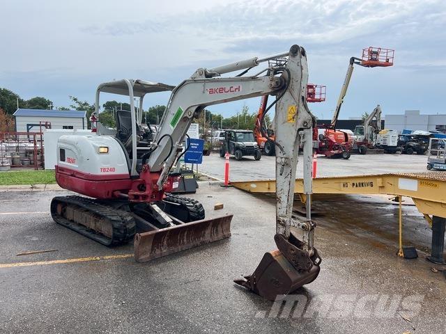 Takeuchi TB240 Гусеничні екскаватори