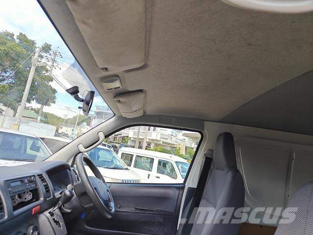 Toyota Hiace Мікроавтобуси