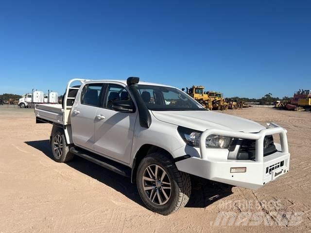 Toyota Hilux Пікапи / Бічне розвантаження