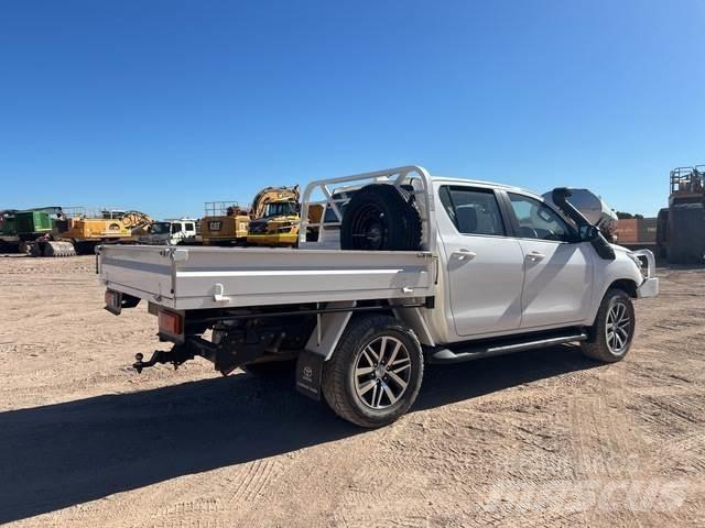 Toyota Hilux Пікапи / Бічне розвантаження