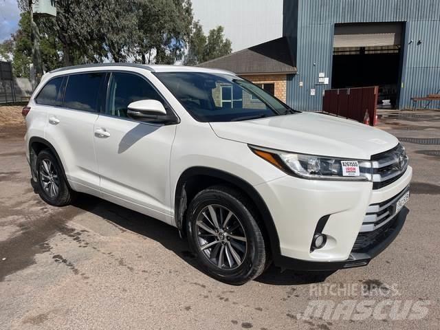 Toyota Kluger Автомобілі