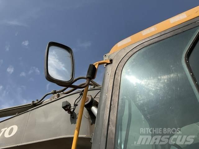 Volvo EC210D Гусеничні екскаватори