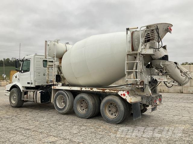 Volvo VHD Вантажівки / спеціальні