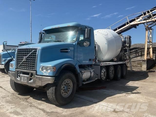 Volvo VHD104F Вантажівки / спеціальні