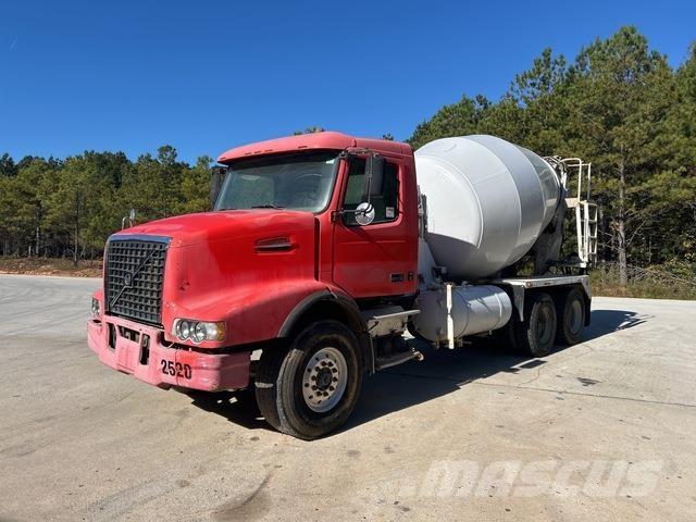 Volvo VHD64B Вантажівки / спеціальні