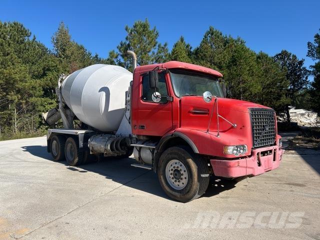 Volvo VHD64B Вантажівки / спеціальні