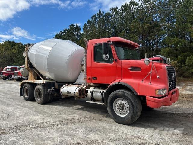 Volvo VHD64B Вантажівки / спеціальні