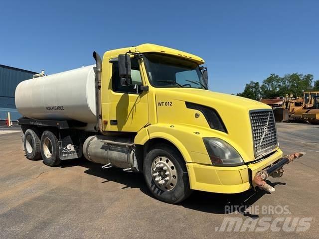 Volvo VNL Поливальні машини