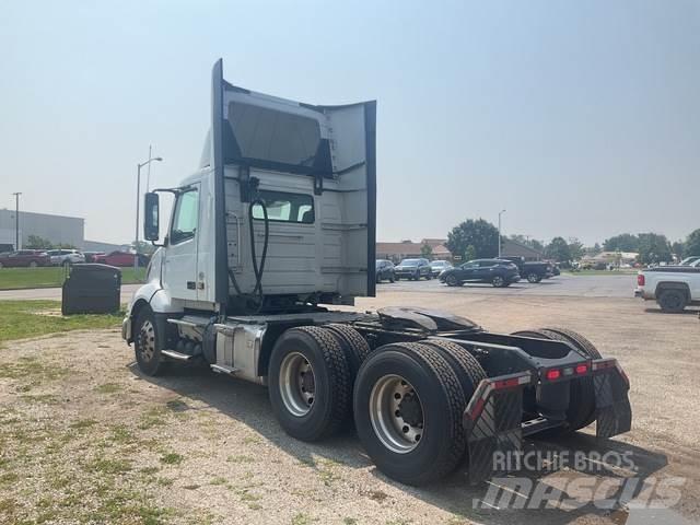 Volvo VNL 300 Тягачі