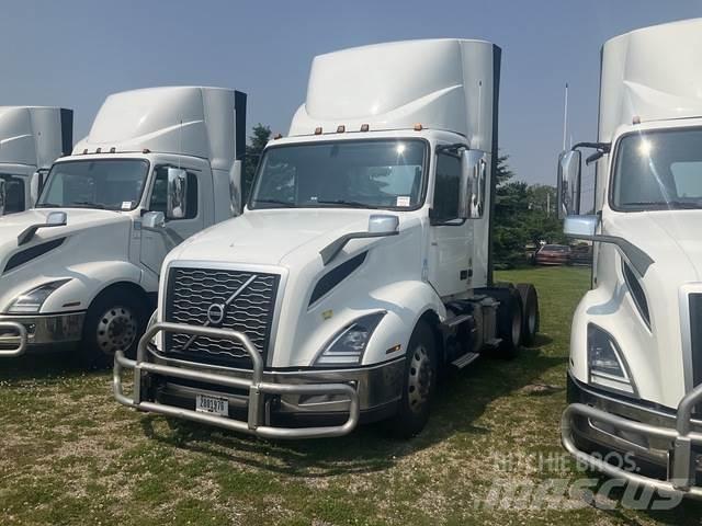 Volvo VNL 300 Тягачі