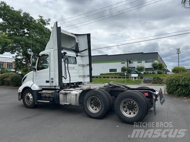 Volvo VNL 300 Тягачі