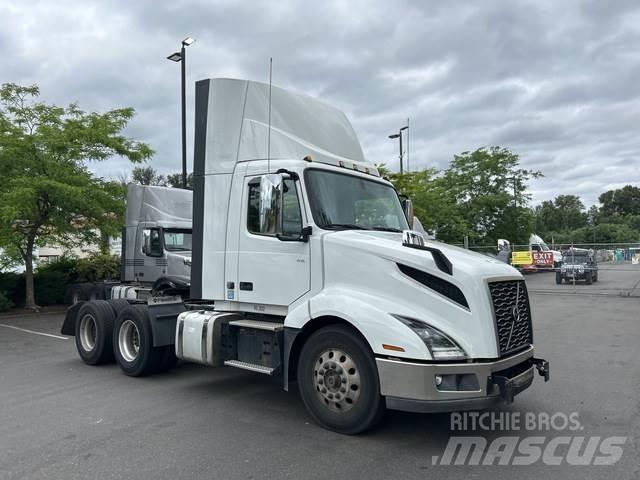 Volvo VNL 300 Тягачі