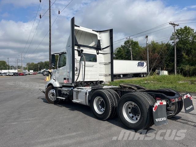 Volvo VNL 300 Тягачі