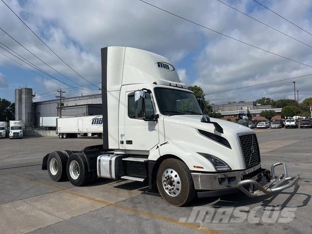 Volvo VNL 300 Тягачі