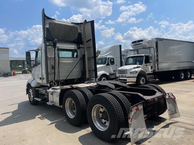 Volvo VNL300 Тягачі