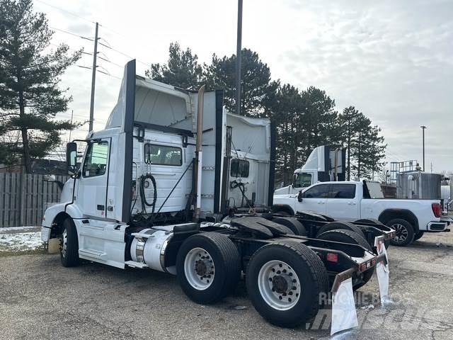 Volvo VNM Тягачі