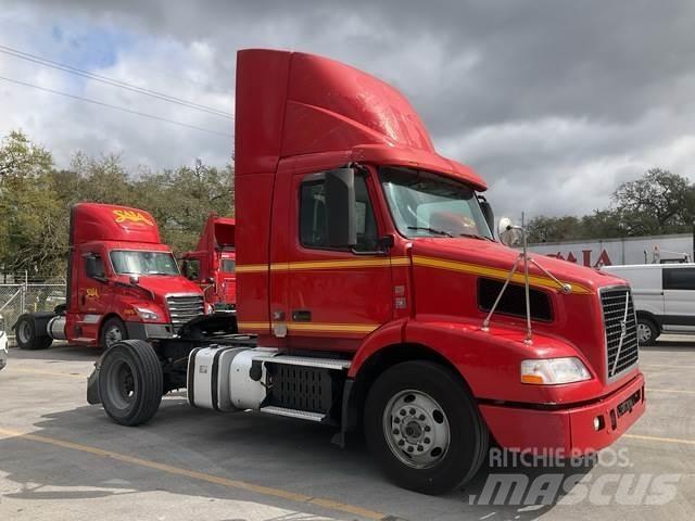 Volvo VNM Тягачі