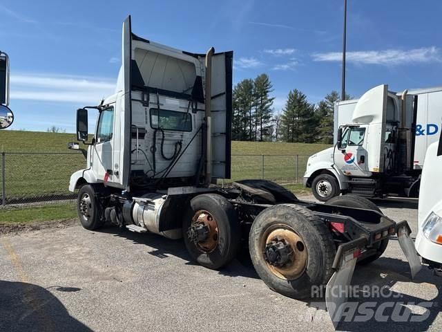 Volvo VNM Тягачі