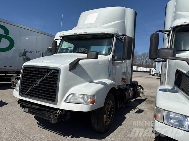 Volvo VNM Тягачі