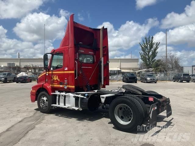 Volvo VNM Тягачі