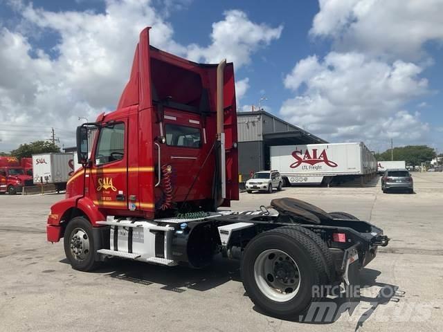 Volvo VNM Тягачі