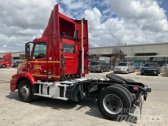 Volvo VNM Тягачі