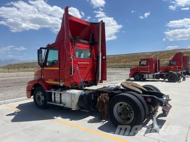 Volvo VNM Тягачі