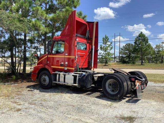 Volvo VNM Тягачі