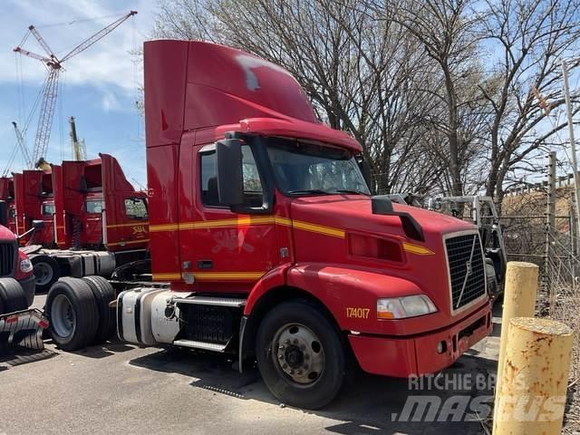Volvo VNM42T Тягачі
