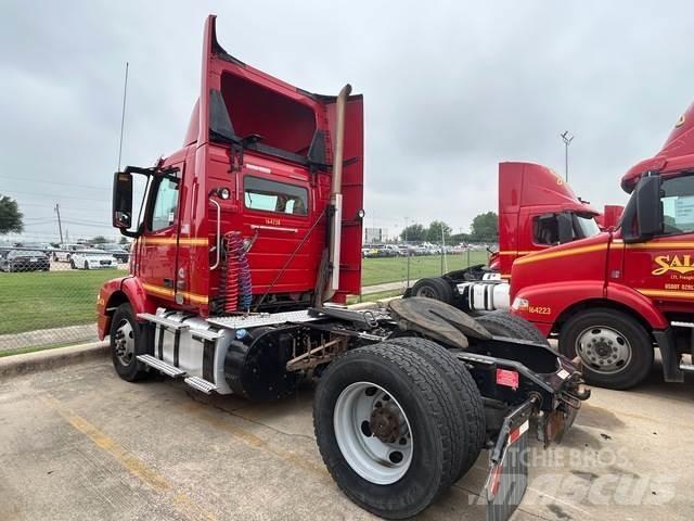 Volvo VNM42T Тягачі