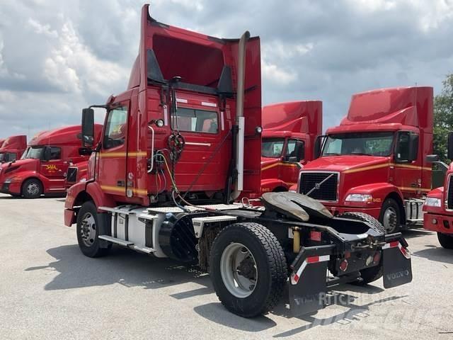 Volvo VNM42T Тягачі