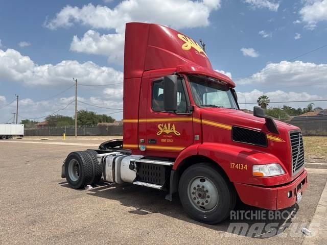 Volvo VNM42T Тягачі