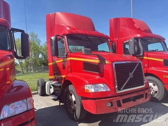 Volvo VNM42T Тягачі