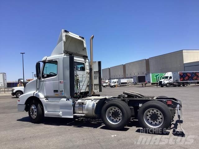 Volvo VNM64T Тягачі
