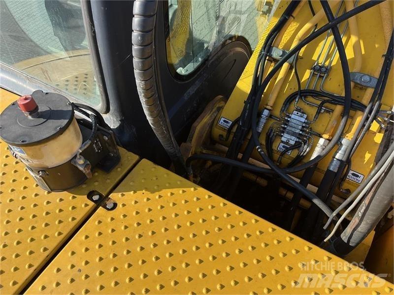 JCB JS220LC Гусеничні екскаватори