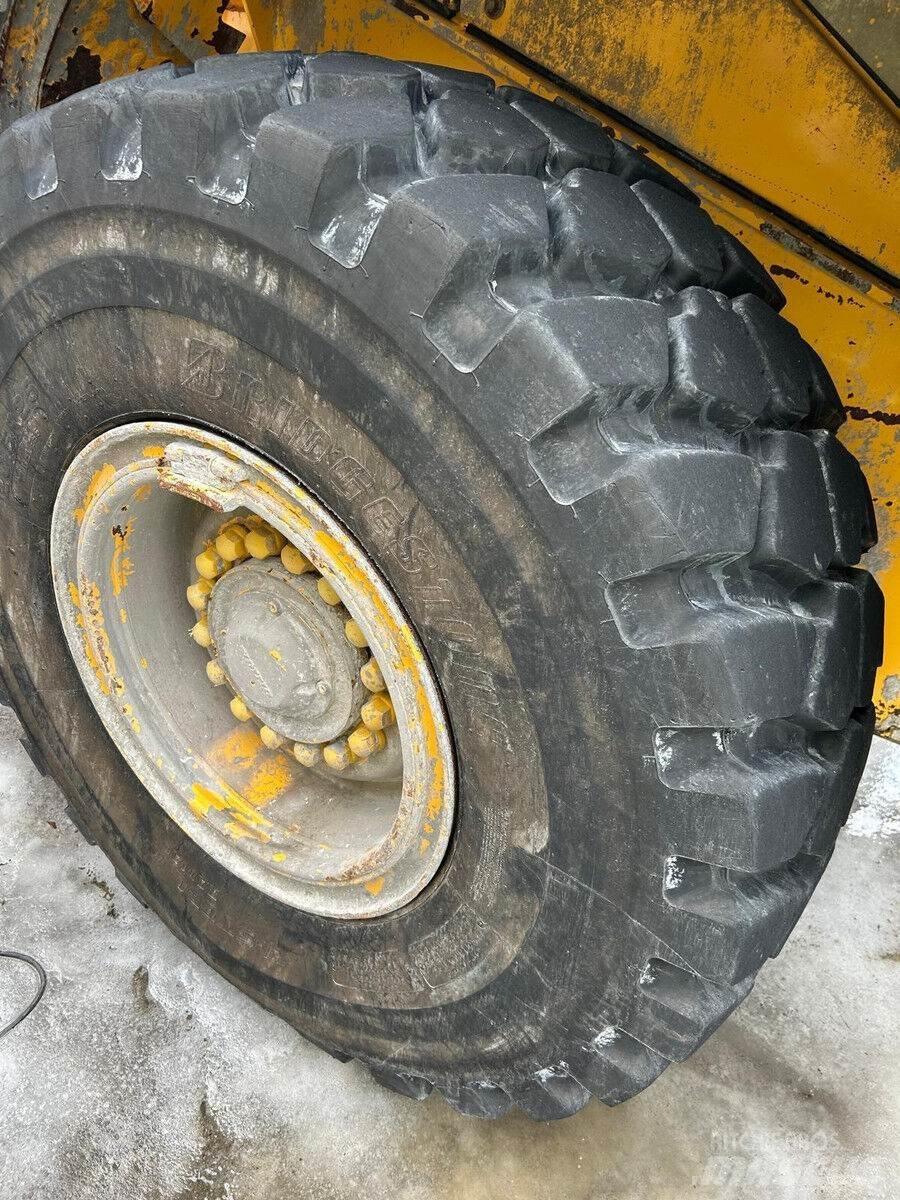 Volvo L90E Гусеничні екскаватори
