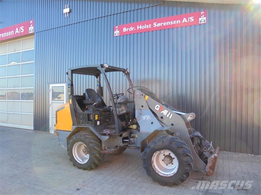 GiANT 5003 Малі навантажувачі