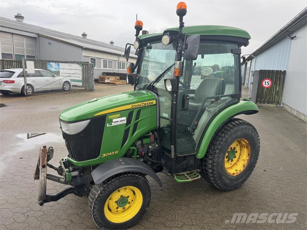 John Deere 3045R Трактори
