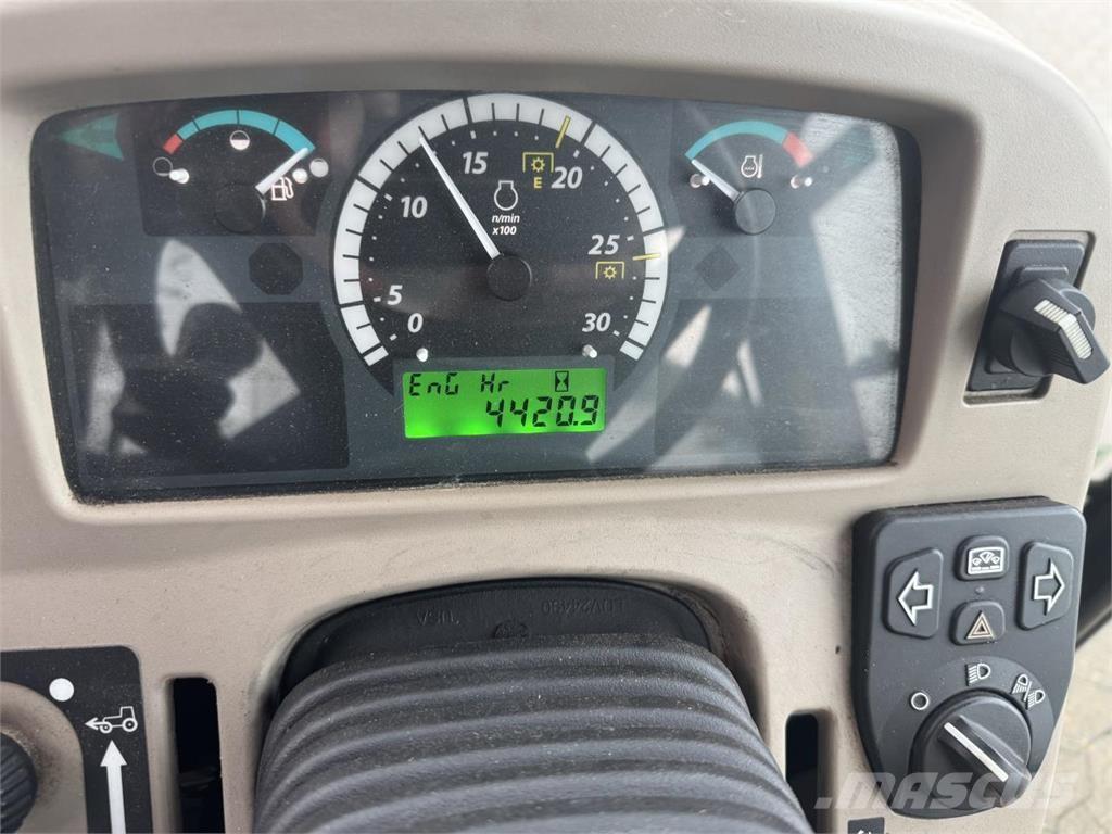 John Deere 3045R Трактори