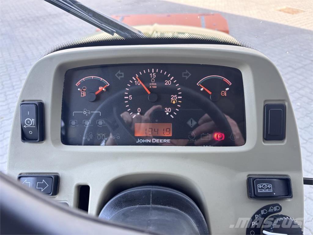 John Deere 3720 Трактори