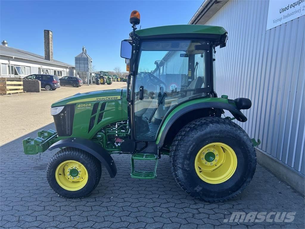 John Deere 4052R Трактори