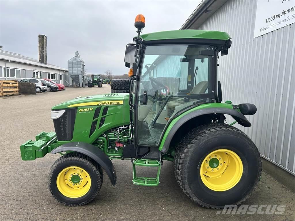 John Deere 4052R Трактори