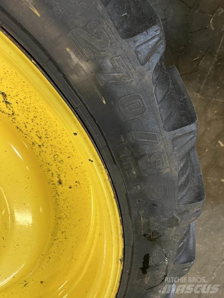 John Deere 740I Причіпні обприскувачі