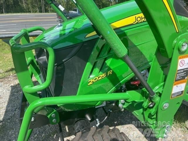John Deere 2025R Трактори