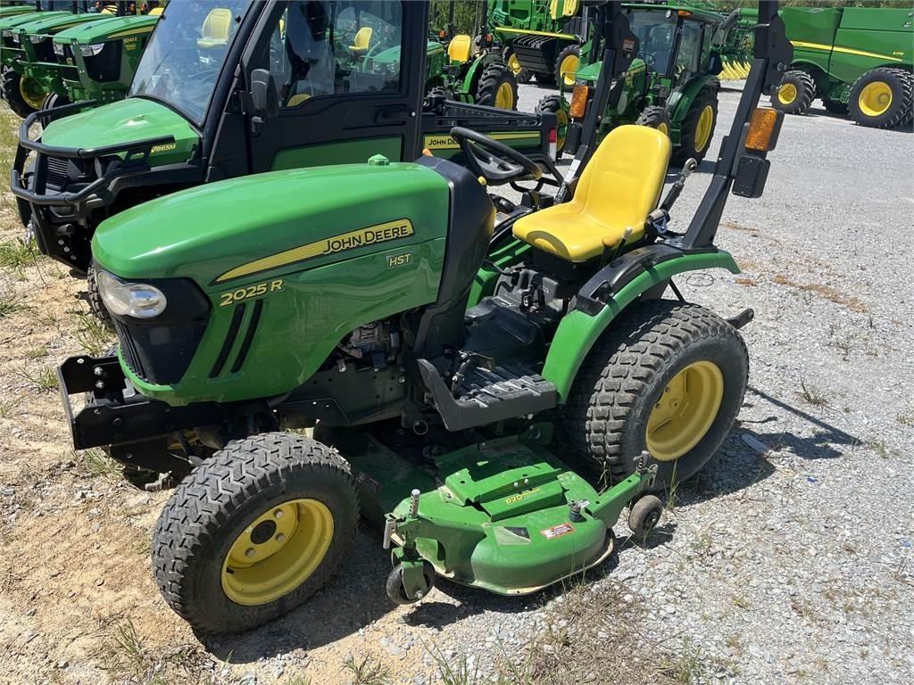 John Deere 2025R Трактори